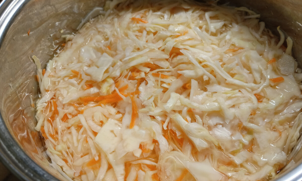 Почему нельзя выливать рассол квашеной капусты: недооцененный продукт